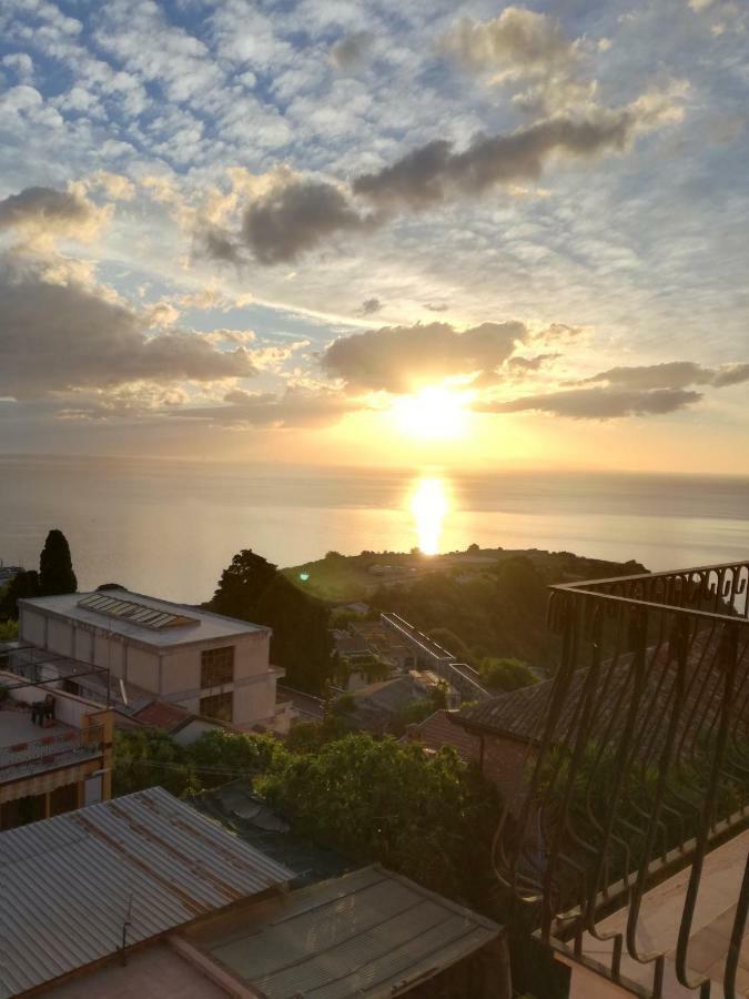 Iriss Bed & Breakfast Taormina Bagian luar foto